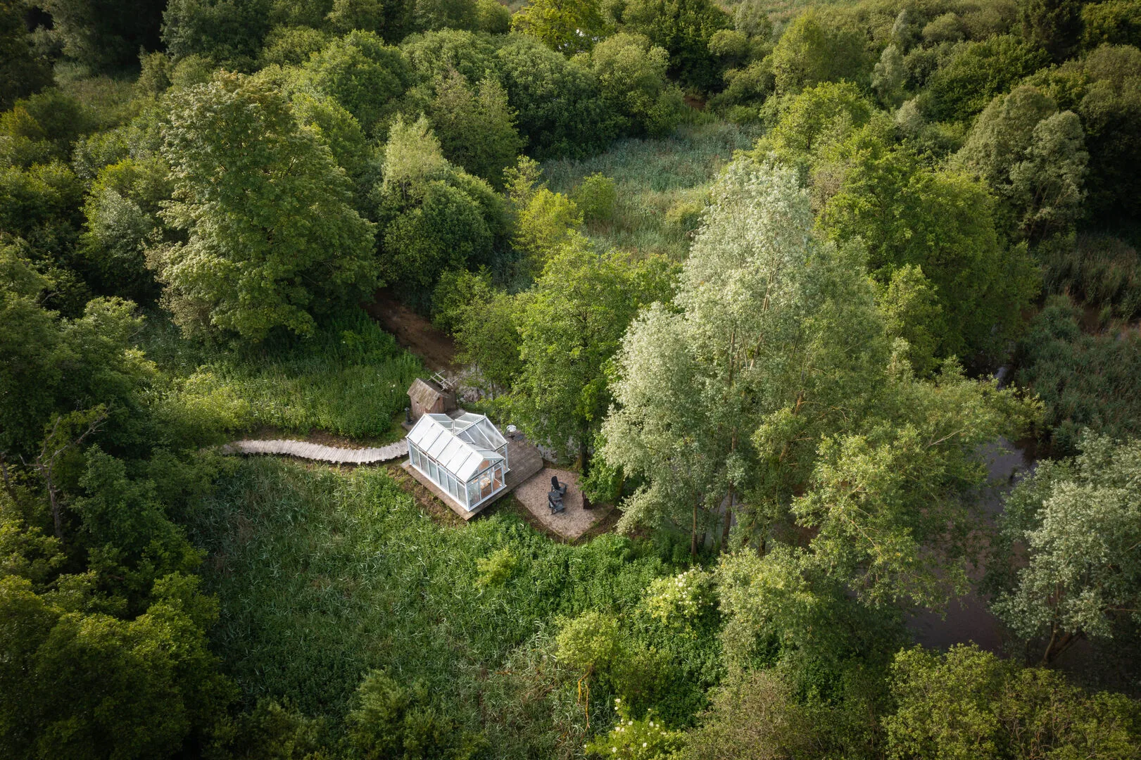 De vijf transparante nesten van Moulin de Biron, midden in het moeras in Ciney